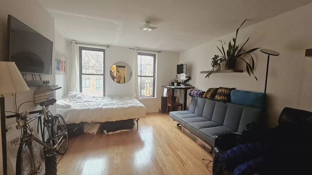 Low-Profile Furniture to Emphasize Ceiling Height